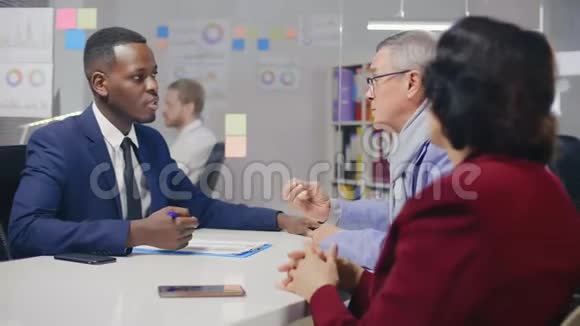 戴眼镜的成熟男性客户与律师握手视频的预览图