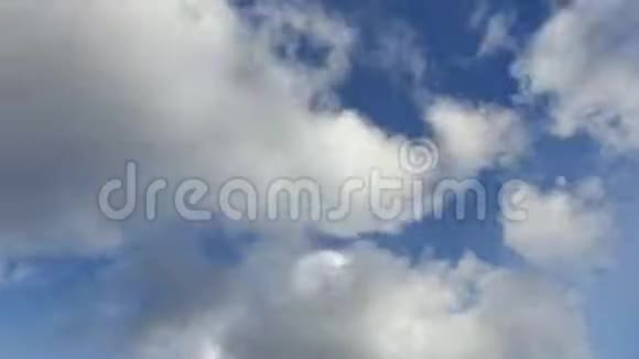秋日蓝天上的白云时光流逝视频的预览图