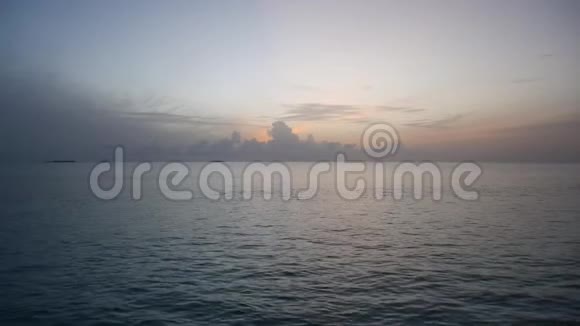 马尔代夫海洋日出的平静景色视频的预览图