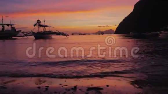 在日落时分拍摄菲律宾传统船只邦卡的万宝龙美丽的日落菲律宾的轮廓视频的预览图