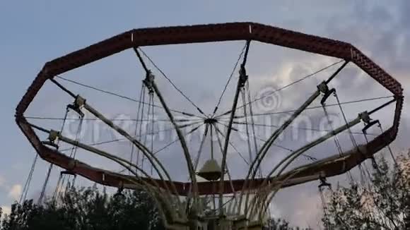 日落时游乐园里的旋转旋转木马视频的预览图