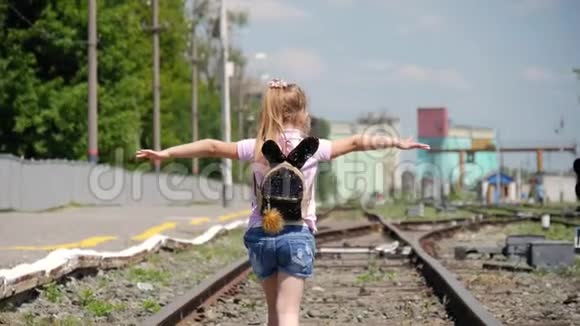 走在铁路上的小女孩视频的预览图