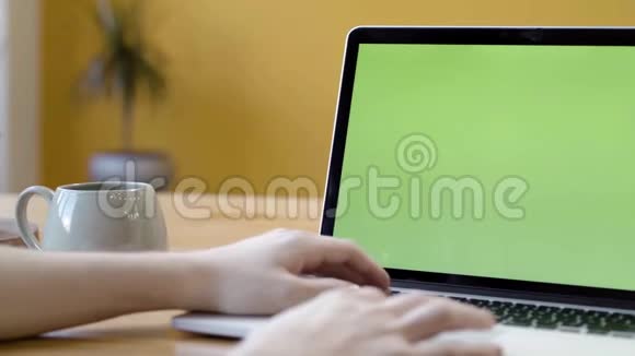 自由职业者坐在笔记本电脑上的特写绿色屏幕库存录像男人用绿色屏幕在笔记本电脑上打字视频的预览图