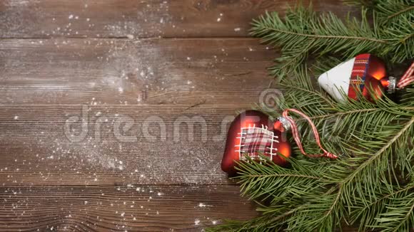 新年和圣诞快乐201920年圣诞树上有木制背景的装饰品下雪了视频的预览图
