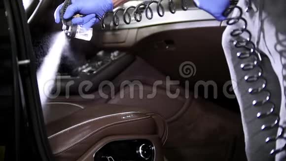 汽车服务在汽车皮座椅上喷洒清洁剂视频的预览图