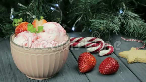新年冰淇淋圣诞树背景上冰淇淋和草莓的组成视频的预览图