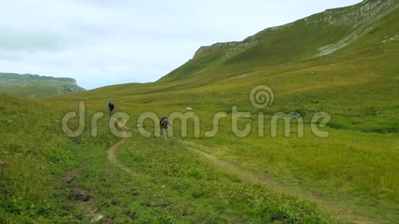 希克夫妇父子在美丽的风景中徒步旅行的人和孩子带着背包在山里的小径上徒步旅行视频的预览图