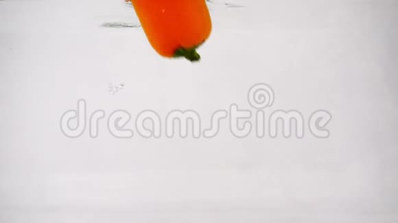 许多新鲜蔬菜黄瓜胡椒和西红柿都掉在水里视频的预览图