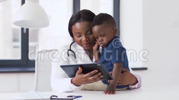 医生向门诊病人出示平板电脑视频的预览图
