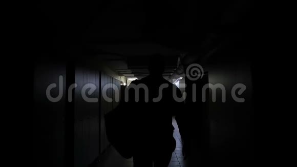 男人在黑暗的走廊上健身的慢动作视频视频的预览图