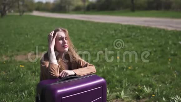 悲伤的旅行者错过了她的航班和公共汽车坐在她的行李箱和哭泣一个白人白人的情绪视频的预览图