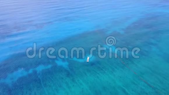 空中无人机射击飞越美丽的海湾从鸟瞰远处看船景色绿松石视频的预览图