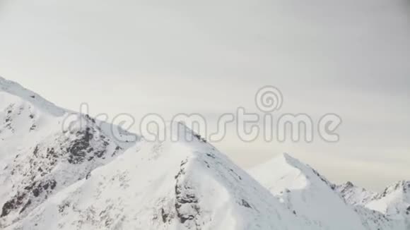 从一架降落在西伯利亚山脉的直升机上射击视频的预览图