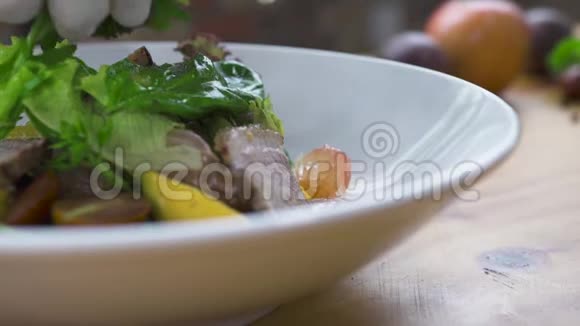 厨师在豪华餐厅装饰蔬菜沙拉食品设计与构图理念手工厨师准备视频的预览图
