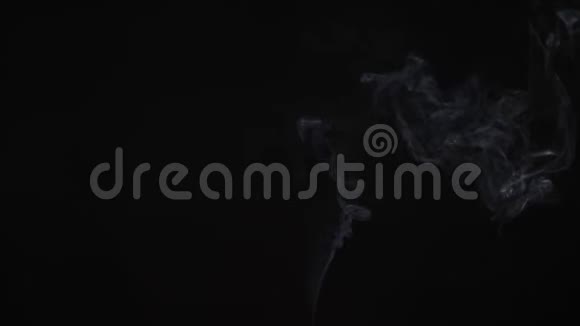 冒出一股细流的烟或蒸汽香烟烟雾美丽高品质的背景动画视频的预览图
