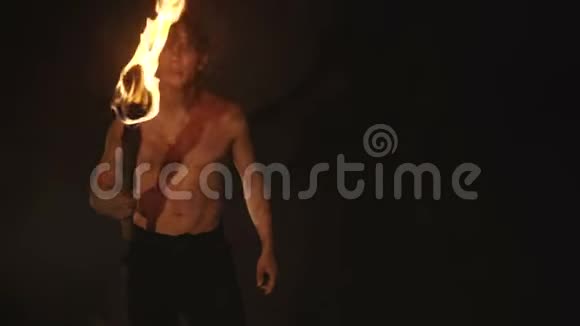 隐士在一个石洞里手拿着火把打架视频的预览图