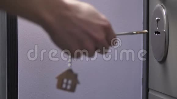 带钥匙的女性手锁或解锁门视频的预览图