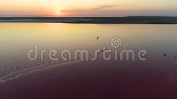 在一个粉红色的湖上一个男人在那里放风筝视频的预览图