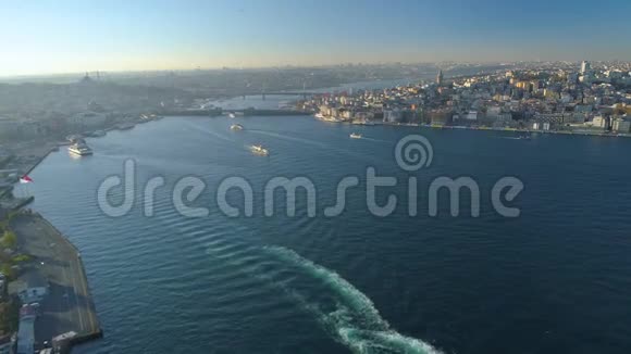 土耳其伊斯坦布尔2017年12月6日船浮博斯普鲁斯碧水晴天日落时的空中无人机视野视频的预览图