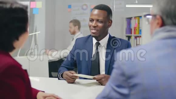 黑人男性雄心勃勃的银行员工微笑视频的预览图