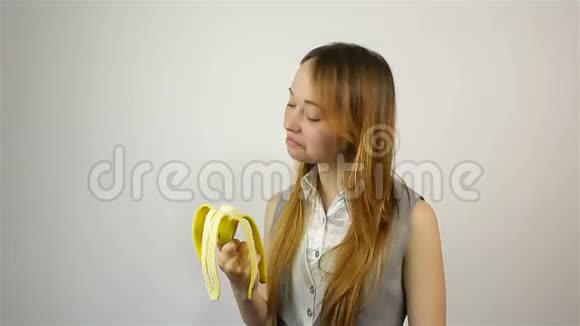 美丽的年轻女人吃香蕉视频的预览图