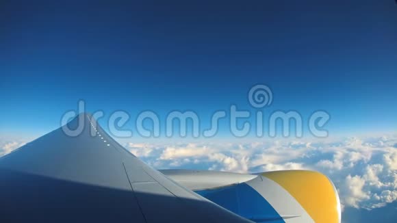 飞机引擎在飞行中从飞机的窗口眺望视频的预览图