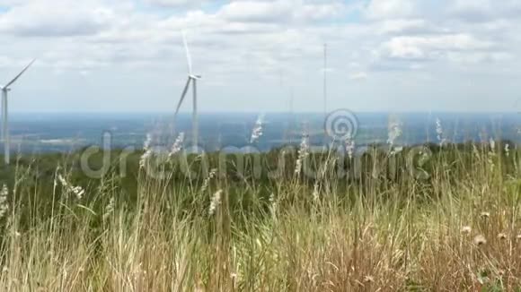 风力涡轮机在大自然中峡谷和树木的天空背景能源发电机自然友好视频的预览图