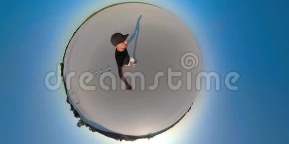 一个戴着帽子的人穿过沙漠正拿着相机旋转360vr小plznet视频的预览图