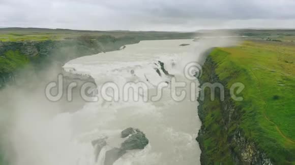 冰岛夏季鸟瞰古尔弗斯瀑布视频的预览图