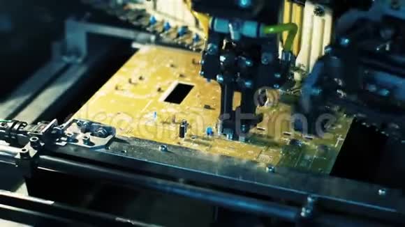 电子电路板的制造机器人手臂放大特写镜头视频的预览图