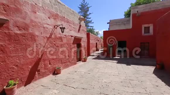 圣卡塔利纳秘鲁阿雷基帕修道院内的道路视频的预览图
