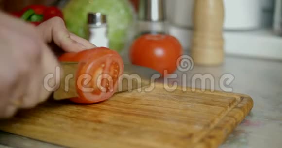 番茄切割特写视频的预览图