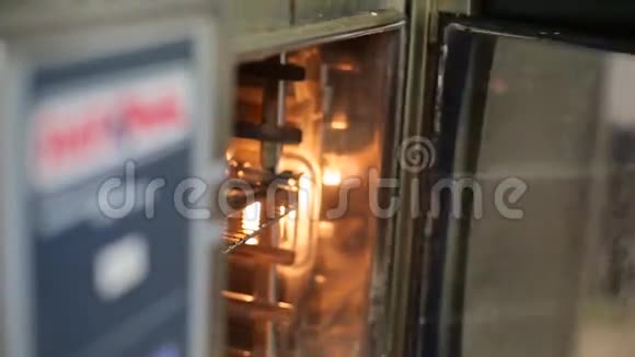 厨师用烤箱拿馅饼视频的预览图