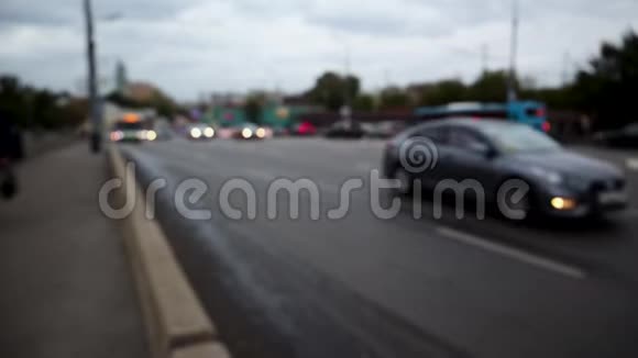 车辆经过时道路的散焦镜头视频的预览图
