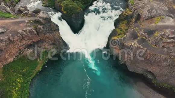 冰岛两个瀑布的夏季空中景观视频的预览图