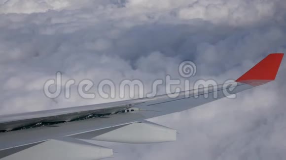 高空飞行中飞机机翼的视角视频的预览图