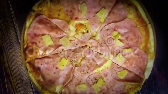 4K视频特写一个披萨夏威夷火腿奶酪和菠萝视频的预览图