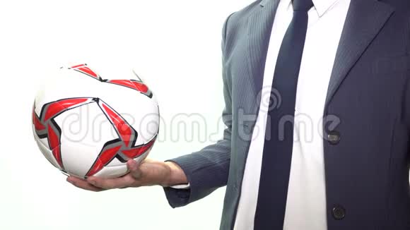 商人用右手踢足球经理的概念视频的预览图