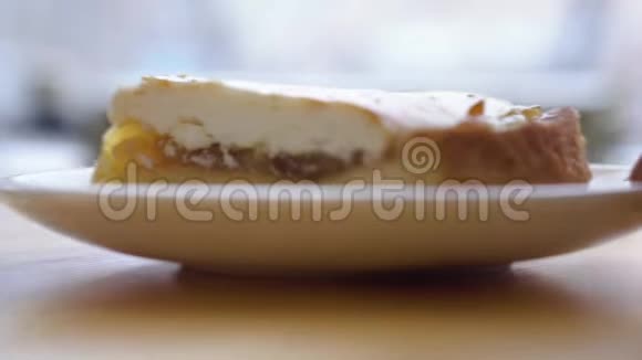 奶酪蛋糕的特写特写手移白板背景窗上有分层芝士蛋糕视频的预览图
