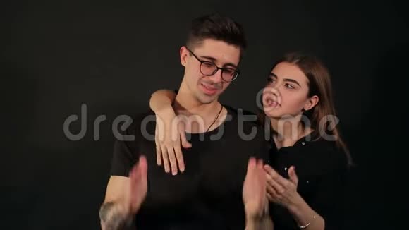 年轻的幸福夫妇拥抱并伸出大拇指视频的预览图