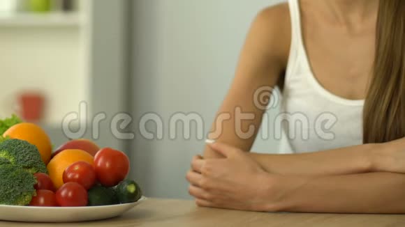 女性对蔬菜有机食品无转基因食品健康的生活方式竖起大拇指视频的预览图