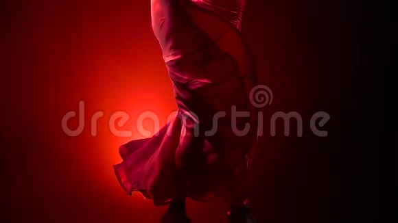女孩是阿根廷弗拉门戈的煽动性舞蹈从后面发光烟雾背景慢动作关门视频的预览图