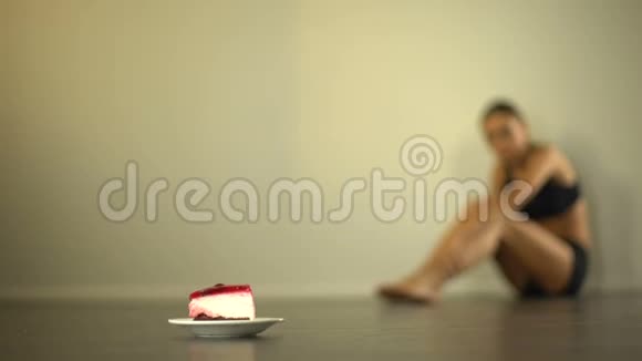 蛋糕作为高热量食物厌食症女孩对背景饮食紊乱感到不好视频的预览图