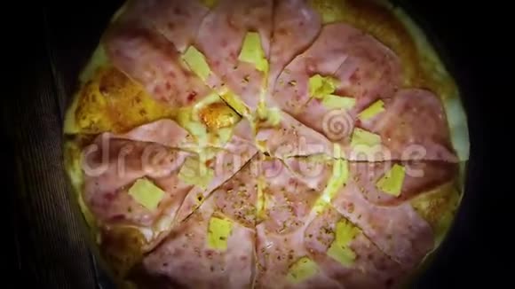 4K视频特写一个披萨夏威夷火腿奶酪和菠萝视频的预览图