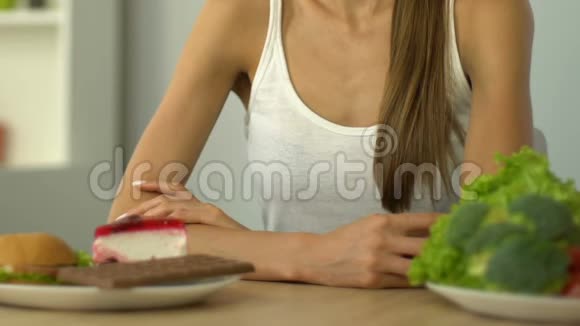 健康女孩拒绝甜食选择蔬菜有机食品健康营养视频的预览图