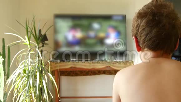小孩看电视视频的预览图