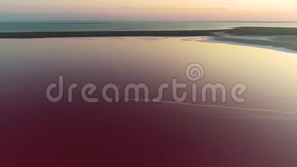 从空中俯瞰全景红色河口海边视频的预览图