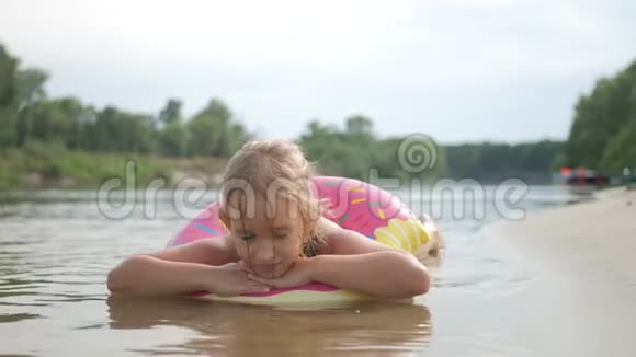河上的女孩沐浴在圆管里视频的预览图