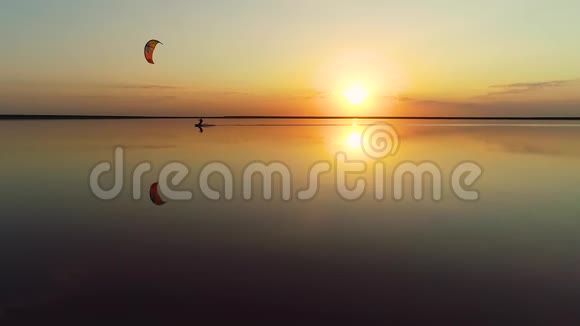 慢镜头拍摄日落时在湖中央放风筝视频的预览图