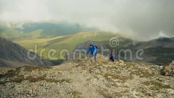 希克夫妇父子在美丽的风景中徒步旅行的人和孩子带着背包在山里的小径上徒步旅行视频的预览图